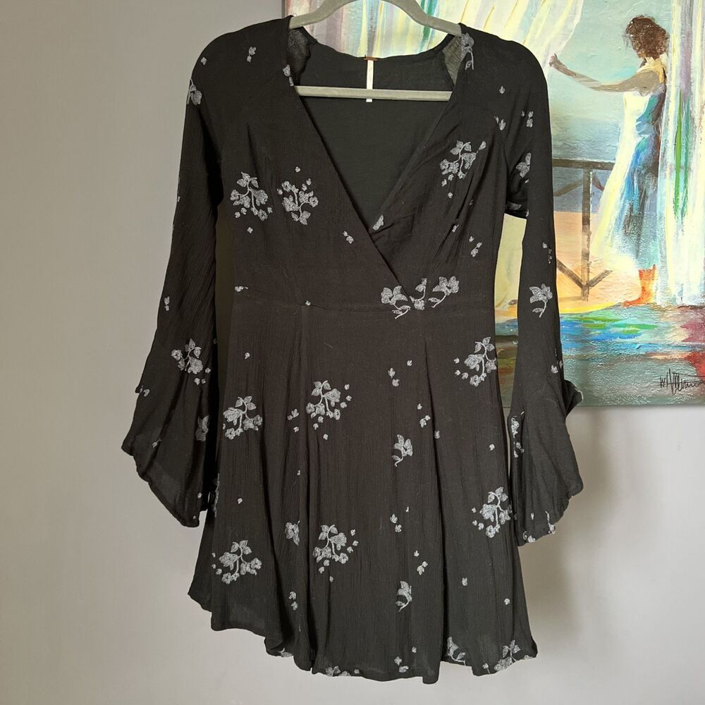 Free People Sz 4 Dress Tunic Long Sleeve Black with Gray Embroidered Flowers